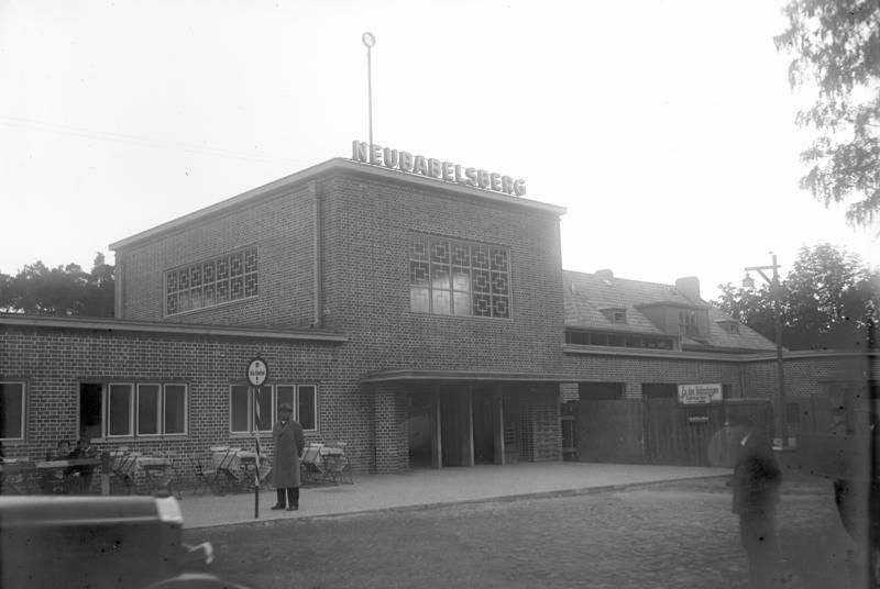 File:Bundesarchiv Bild 102-12367, Potsdam, Neubabelsberg, Bahnhof.jpg