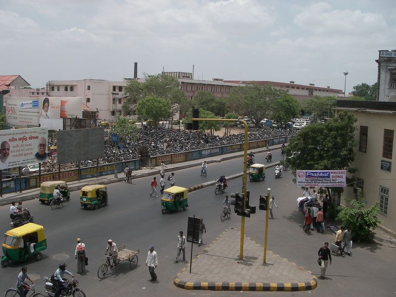 File:Devant la garre à Ahmedabad.jpg