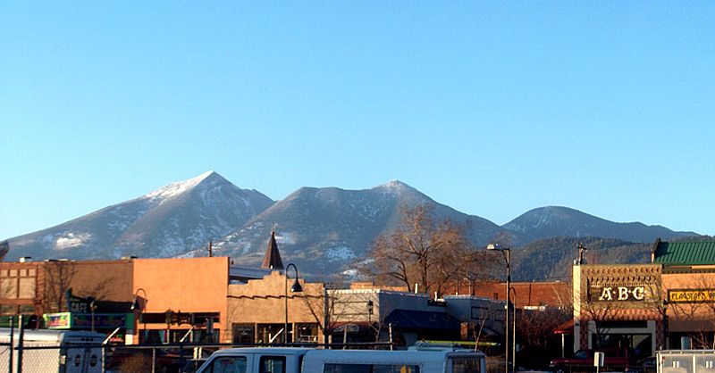 File:Flagstaff downtown SFmtn.jpg