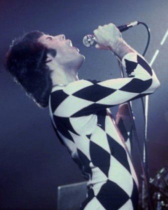 File:FreddieMercurySinging1977.jpg