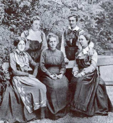 File:Mme. Curie and 4 students (2).jpg