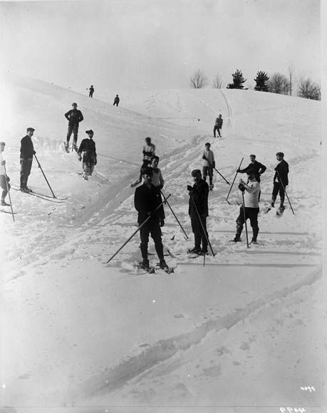 File:Skiing Gatineau.jpg