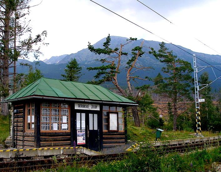 File:Tatranske Zruby station Tatry.jpg