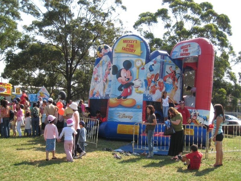 File:Yagoona Autumn Fair rides.jpg