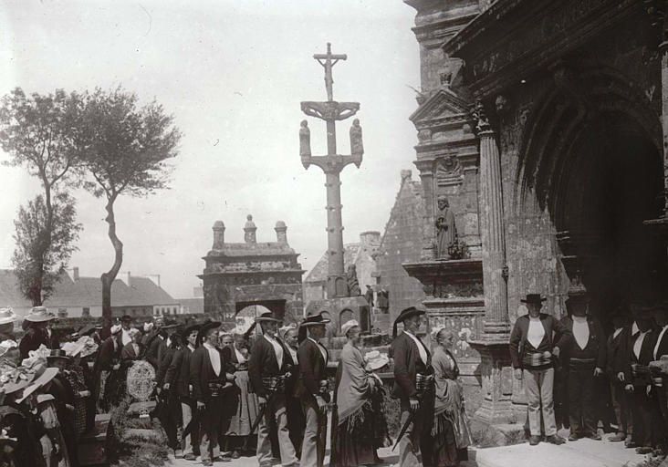 File:Arrivée d'un mariage breton à l'église.jpg