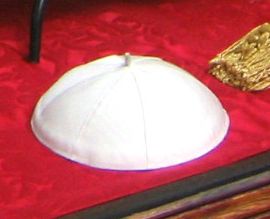 File:Gamarelli Papal zucchetto20050412.jpg