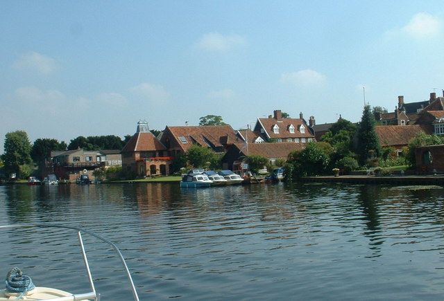 File:RiverWaveneyAtBeccles.jpg