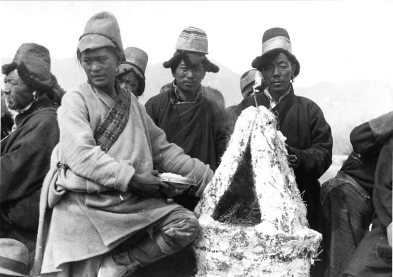 File:Bundesarchiv Bild 135-S-16-20-16, Tibetexpedition, Neujahrsfest Lhasa.jpg