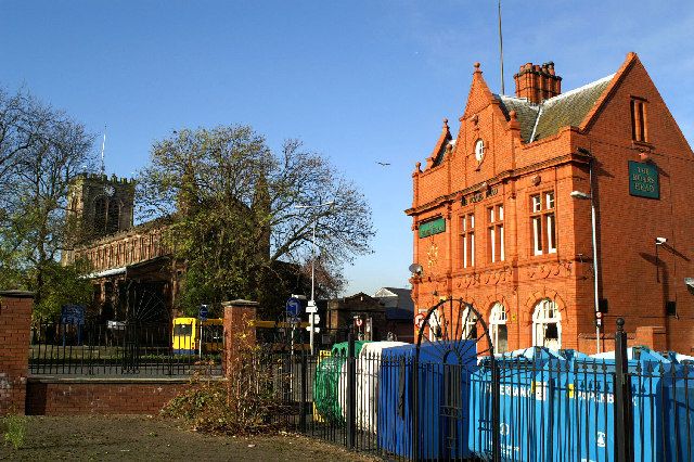 File:Leigh Parish Church & The Boar's Head.jpg