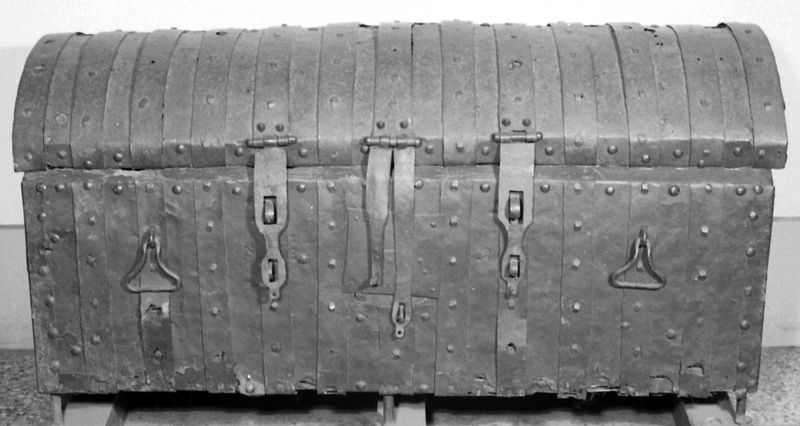 File:14th century muniment chest.jpg