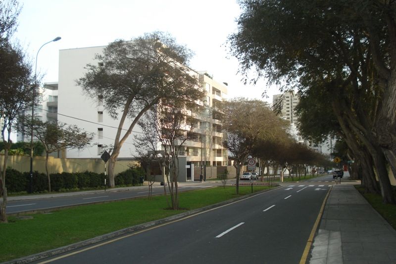 File:Avenida Santo Toribio - Lima, Peru.jpg