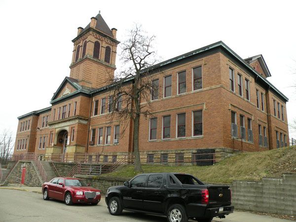 File:BeltzhooverElementarySchool.jpg