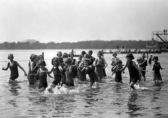 File:Orphans at the Tidal Basin.jpg