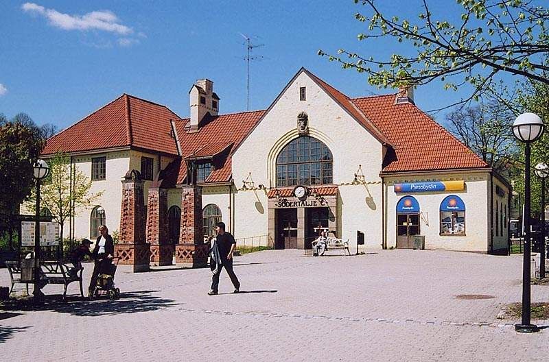 File:Södertäljes centralstation.jpg