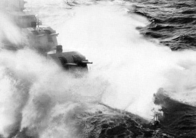 File:USS Fiske (DDR-842) in heavy seas c1960.jpg