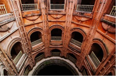 File:The well of Bara Imambara.jpg