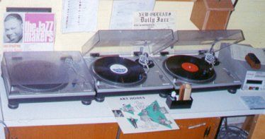 File:TurntablesWWOZ.jpg