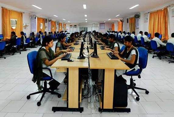 File:Computer Lab, Narasaraopeta Engineering College.jpg