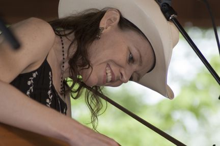 File:Gillian Welch at MerleFest-2006-04-29.jpg