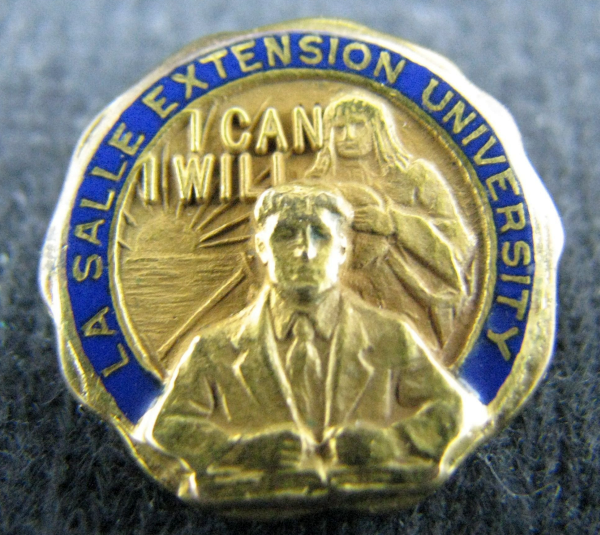 File:La Salle Extension University Alumni Pin.png