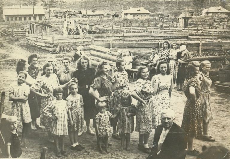 File:Lithuanian deportees in Mezhduganki, Irkutsk.jpg