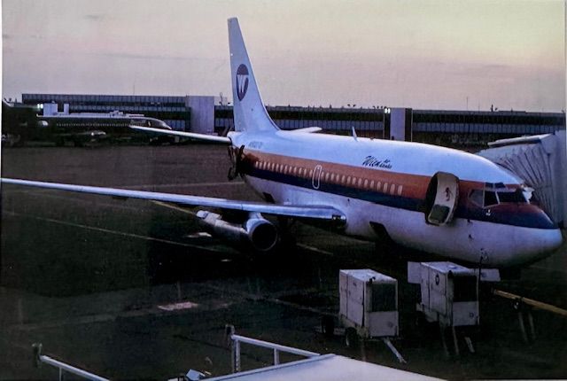 File:N9027U 737 United Hybrid 1980.jpg