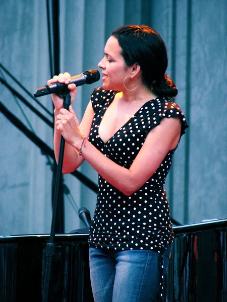 File:Norah Jones Berkeley.jpg