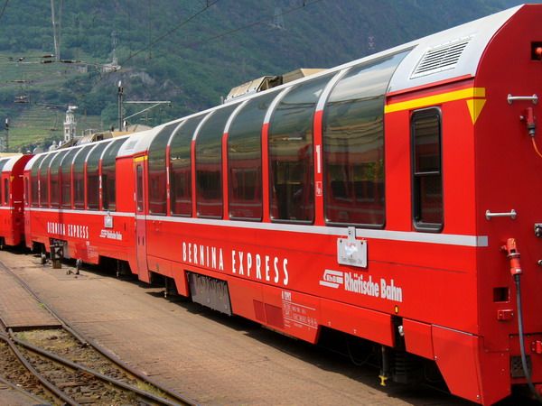 File:Tirano-Panoramawagen-Bernina-Express.jpg