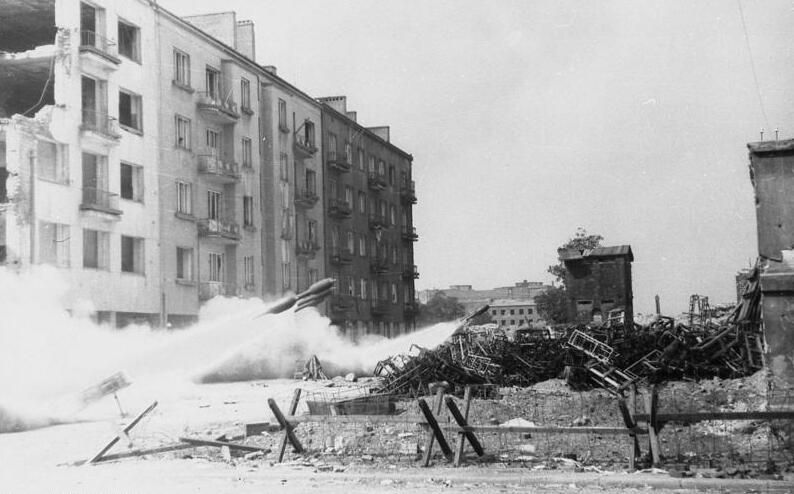 File:Bundesarchiv Bild 101I-696-0426-18, Warschauer Aufstand, Raketenwerfer-Einsatz.jpg