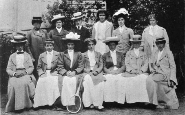 File:Group of female top tennis players, 1902.jpg