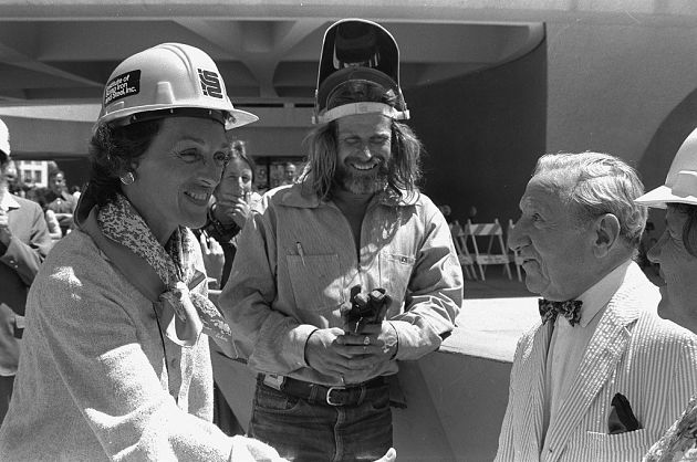 File:Joan Mondale Greeting Joseph Hirshhorn.jpg