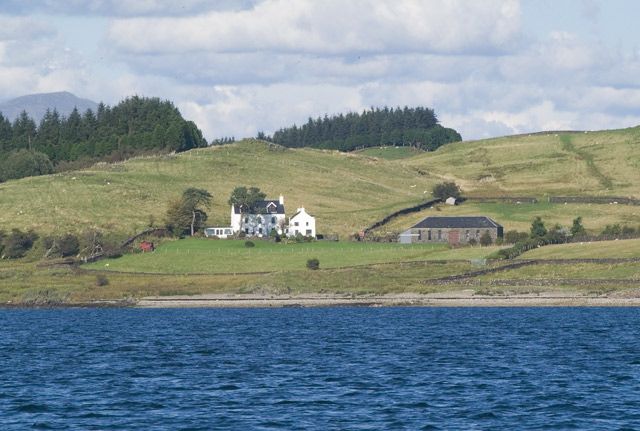 File:Shunaislandlochlinnhe.jpg