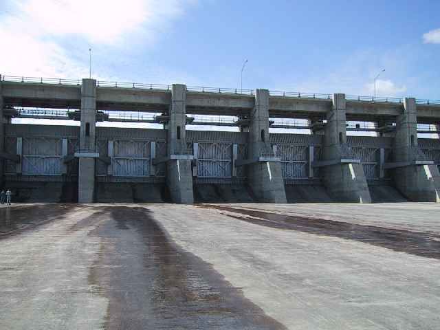 File:Spillway Gates at Gardiner Dam.jpg