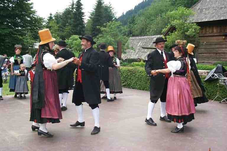 File:Tracht Furtwangen 1999.jpg