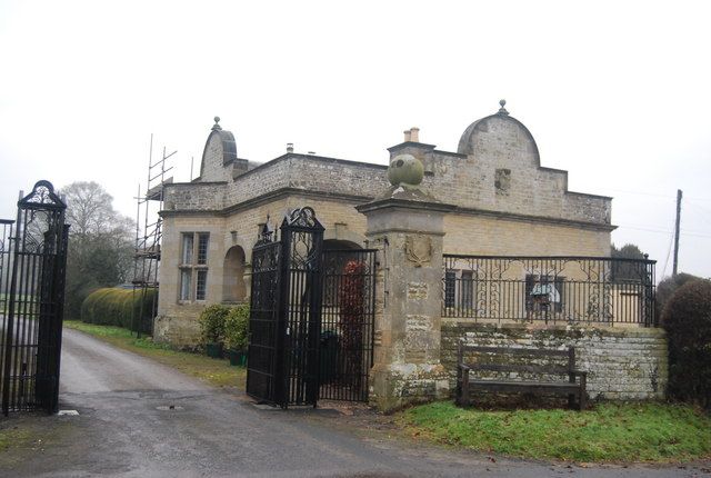 File:Entrance Lodge, Stokesay Court.jpg