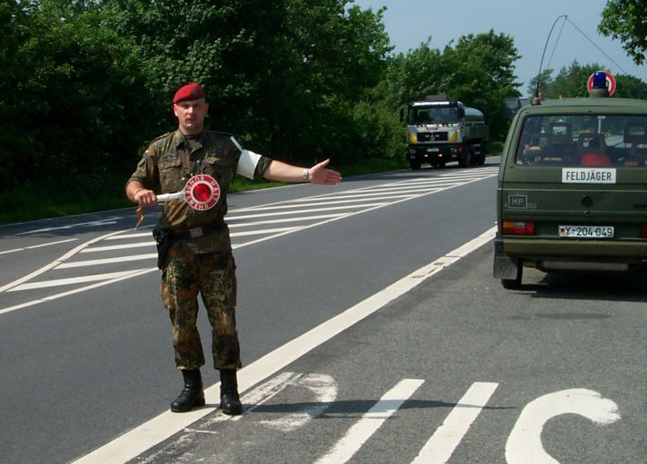 File:Feldjäger Verkehrskontrolle.jpg