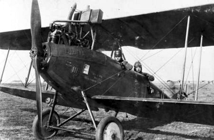 File:German DFW C.V with crew in 1918.jpg