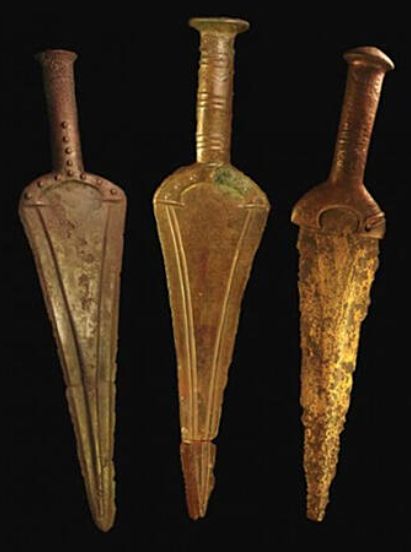 File:Leki Male daggers.jpg