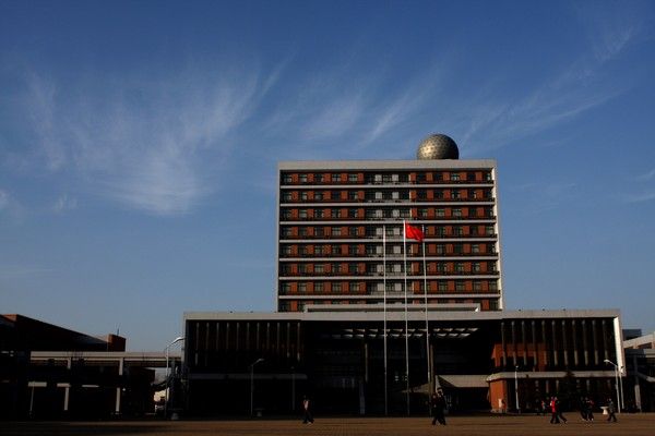 File:Main building in Zhengzhou No.1 Middle School.jpg