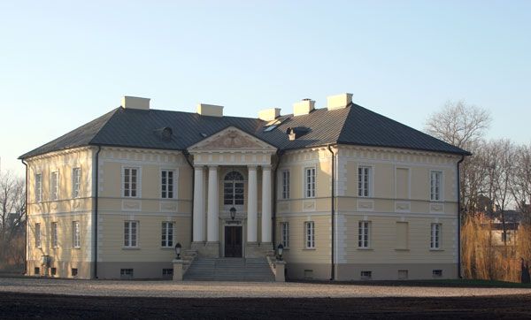 File:Palace in Dobrzyce.jpg