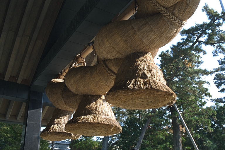 File:Shimenawa at Izumo-Taisha.png