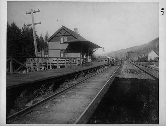 File:CPR Beavermouth Station 1899.jpg