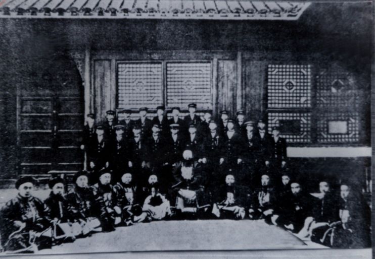 File:1907年清朝兩江總督端方和暨南學堂第一批回國學生合影.jpg