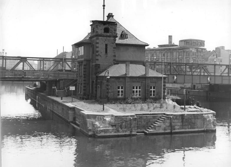 File:Bundesarchiv Bild 183-40675-0001, Berlin, Mühlendammschleuse, Schleusenwärterhaus.jpg