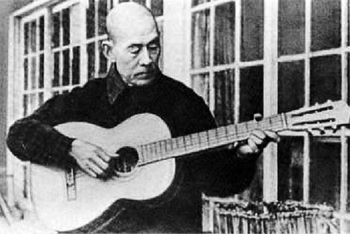 File:Shigeyoshi Inoue playing guiter.jpg