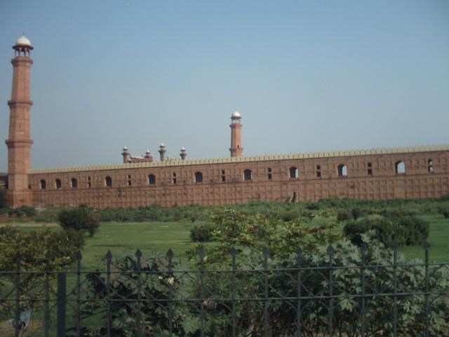 File:Wall of badshahi mosque from outside.JPG