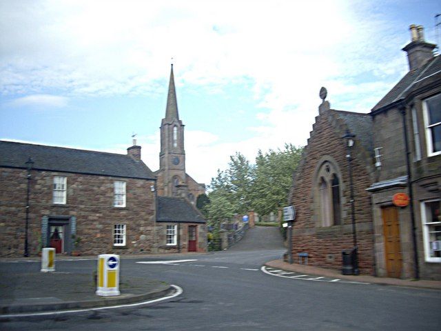 File:Fettercairn Square - geograph.org.uk - 1321311.jpg