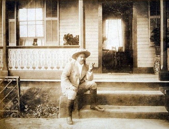 File:Jonah Kuhio Kalanianaole sitting on porch.jpg