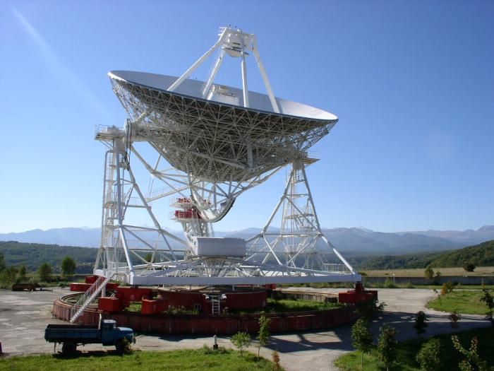 File:Radiotelescope RTF32 Zelenchuk.jpg