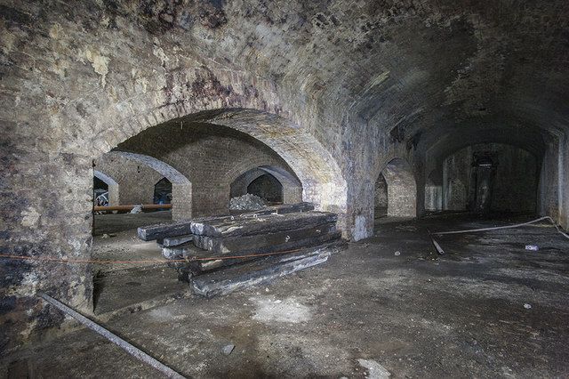 File:Camden Catacombs (geograph 4119582).jpg